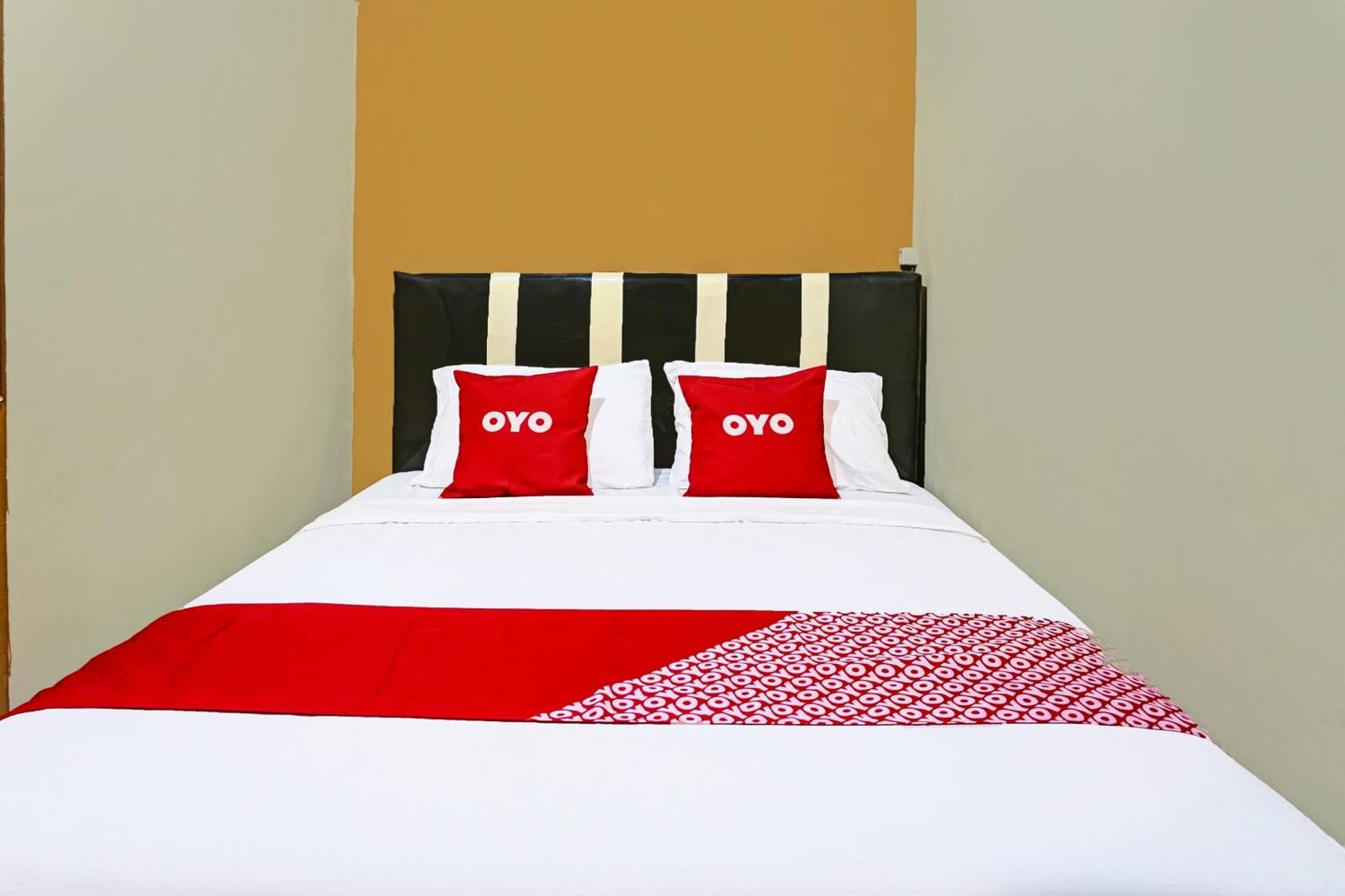 Oyo 91825 Ayu Lestari Homestay Nganjuk Esterno foto