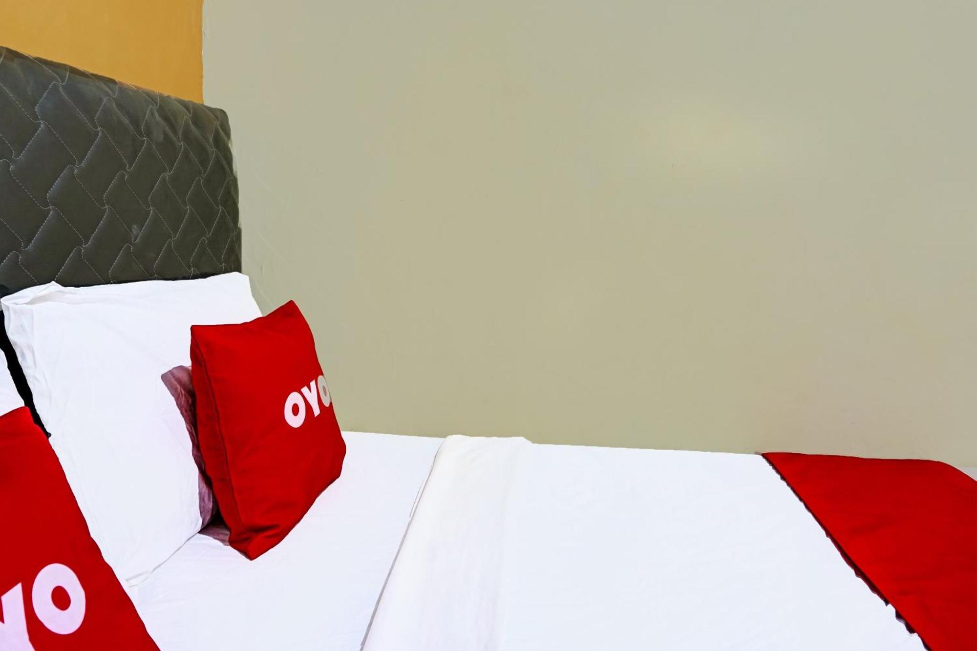 Oyo 91825 Ayu Lestari Homestay Nganjuk Esterno foto