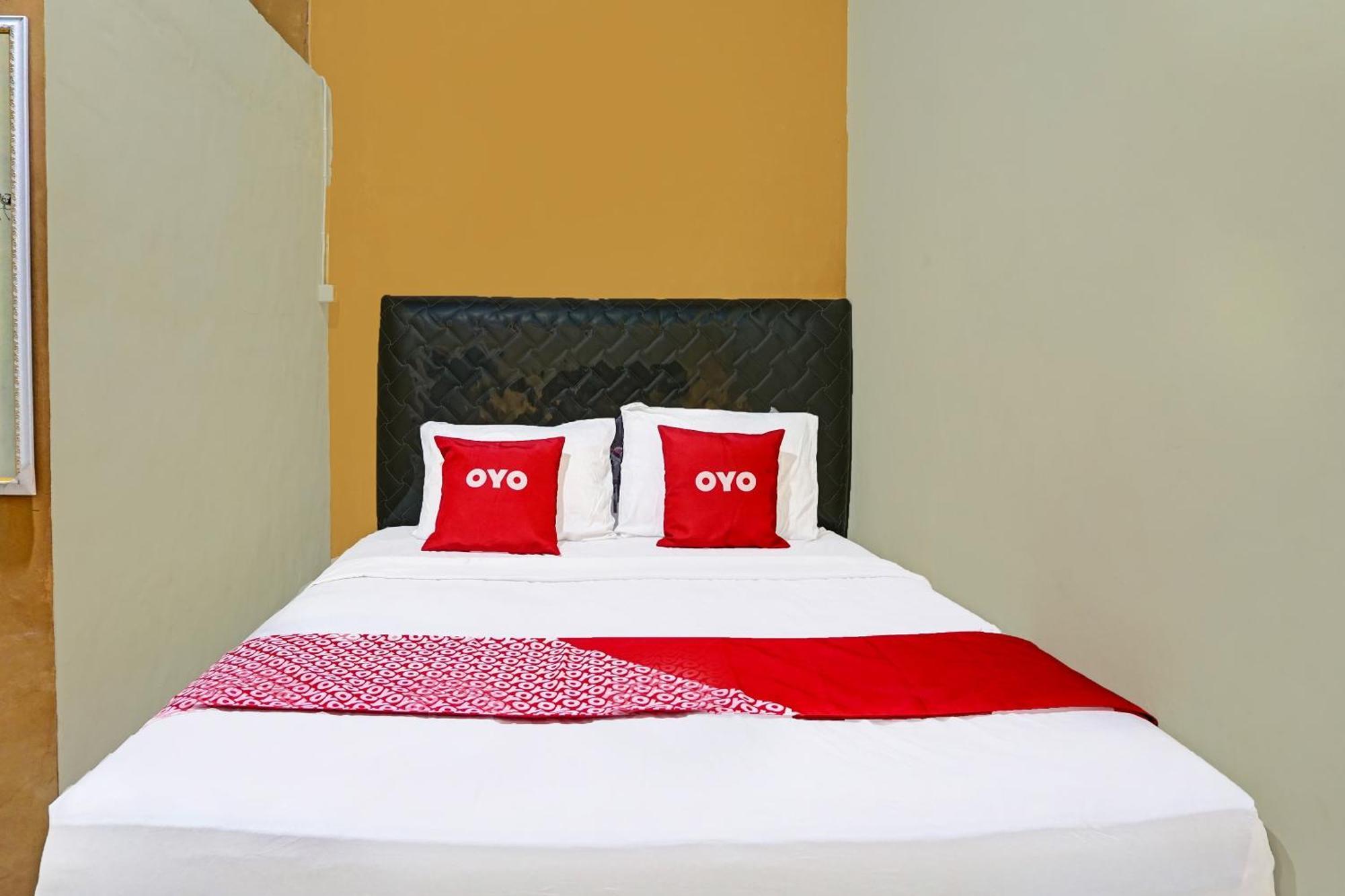 Oyo 91825 Ayu Lestari Homestay Nganjuk Esterno foto