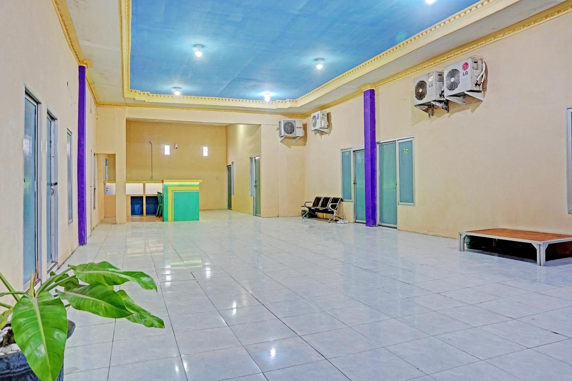 Oyo 91825 Ayu Lestari Homestay Nganjuk Esterno foto