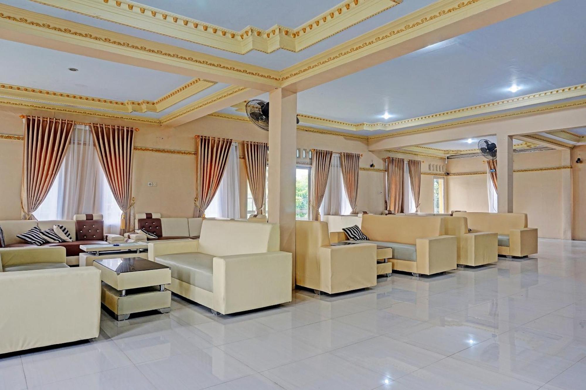 Oyo 91825 Ayu Lestari Homestay Nganjuk Esterno foto