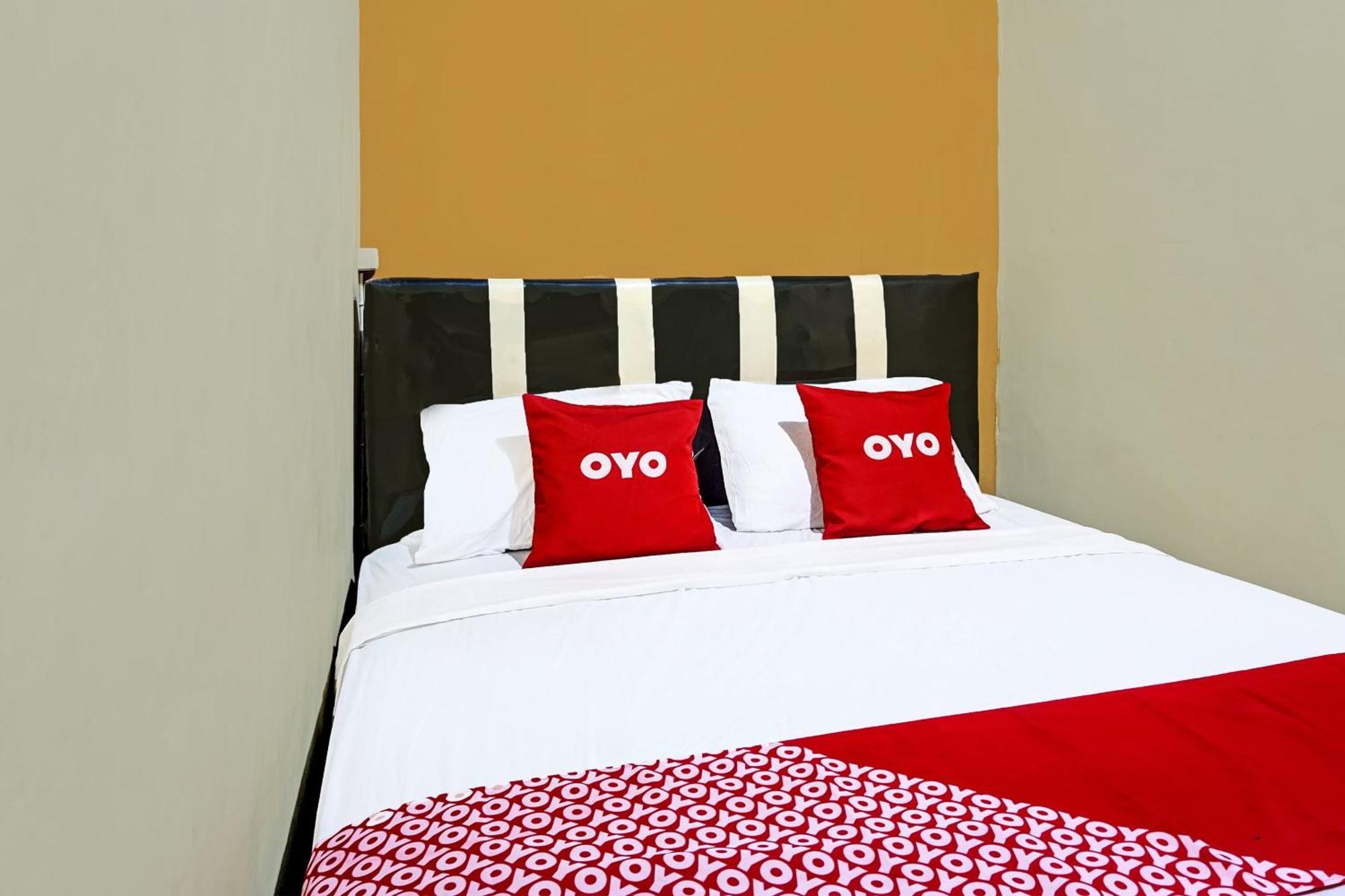 Oyo 91825 Ayu Lestari Homestay Nganjuk Esterno foto