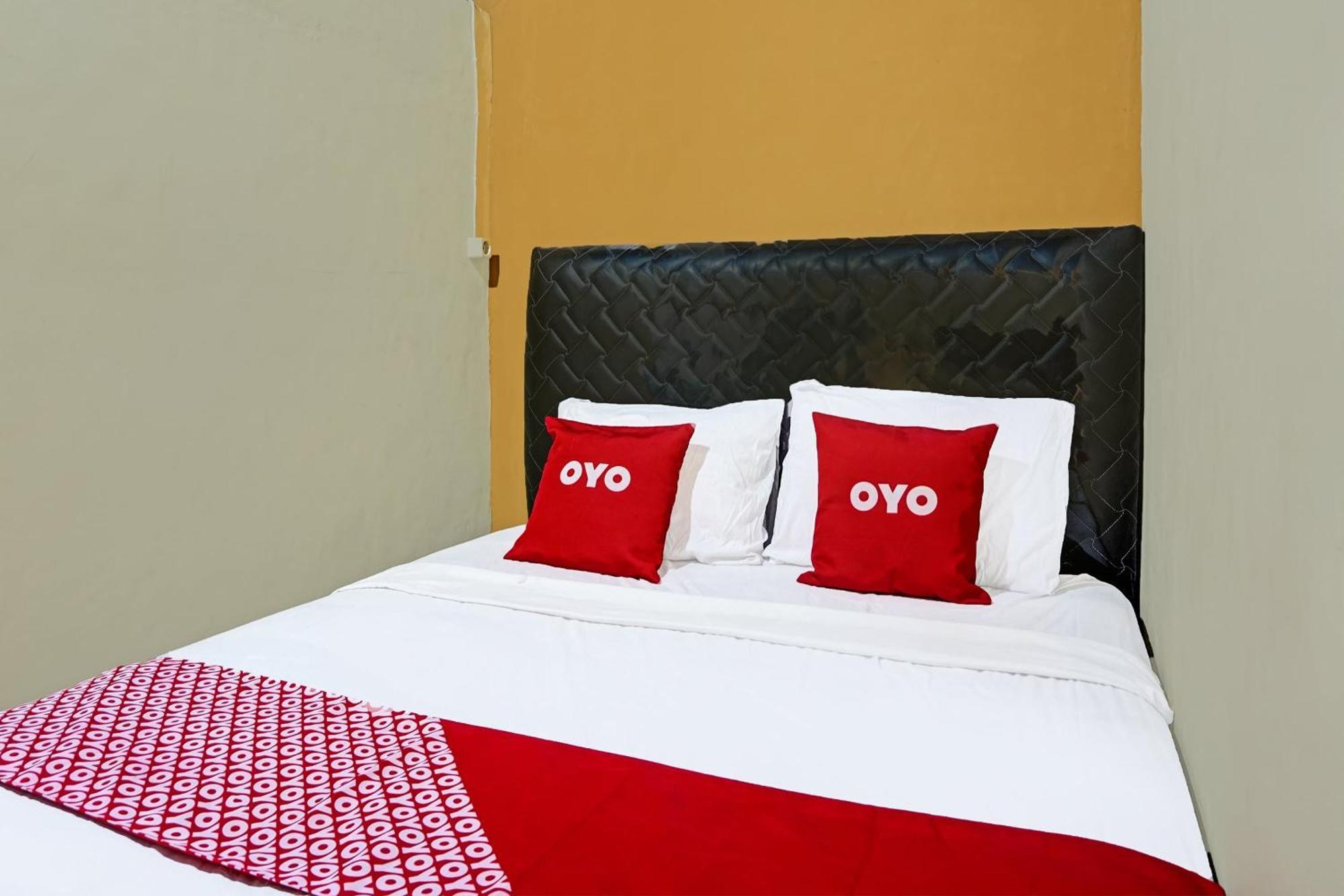 Oyo 91825 Ayu Lestari Homestay Nganjuk Esterno foto