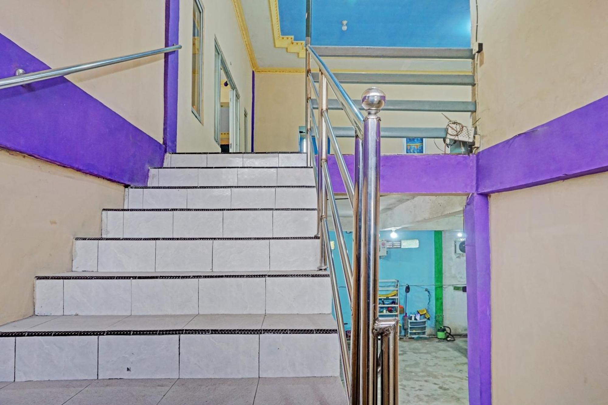 Oyo 91825 Ayu Lestari Homestay Nganjuk Esterno foto