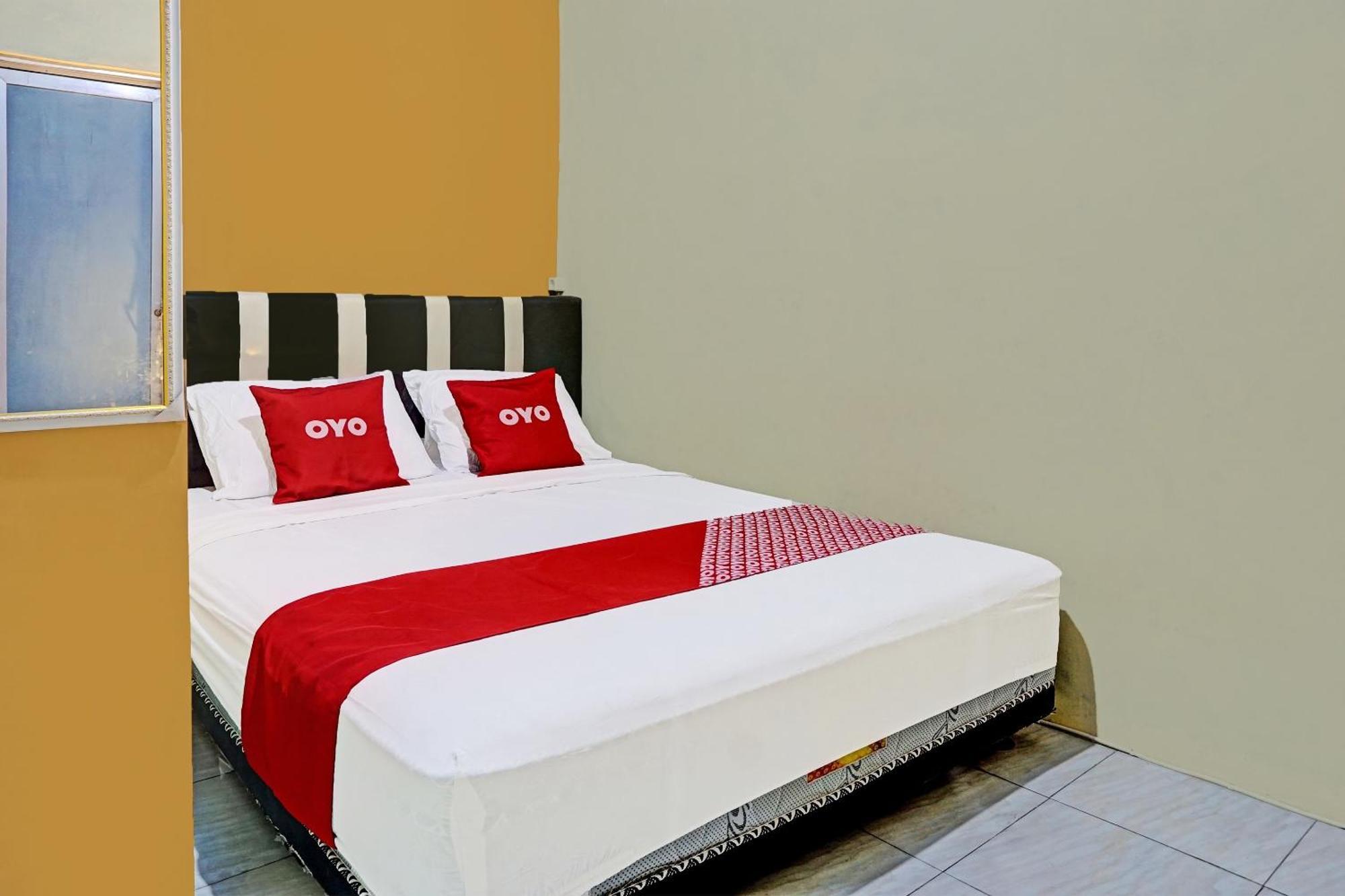 Oyo 91825 Ayu Lestari Homestay Nganjuk Esterno foto