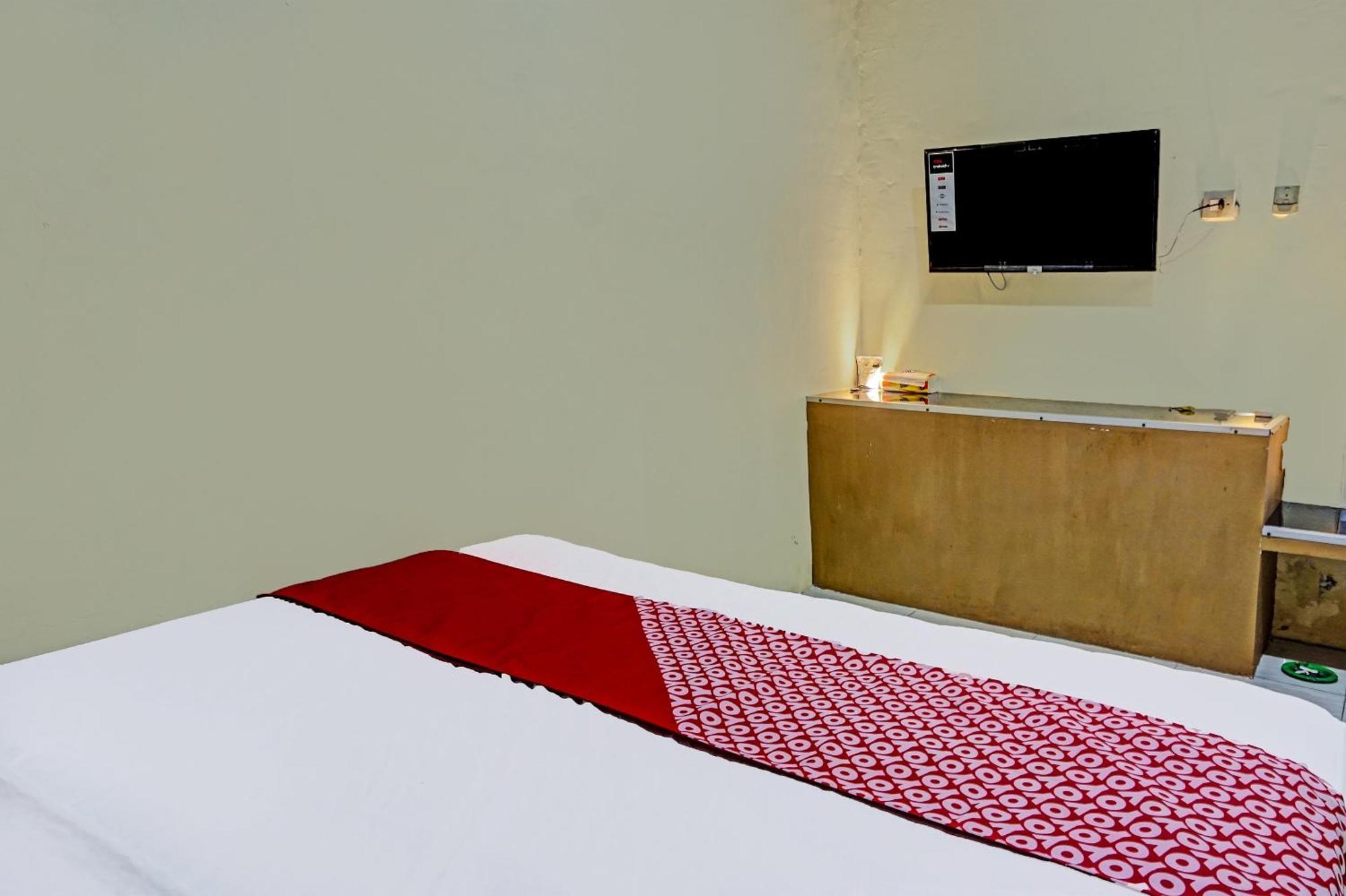 Oyo 91825 Ayu Lestari Homestay Nganjuk Esterno foto