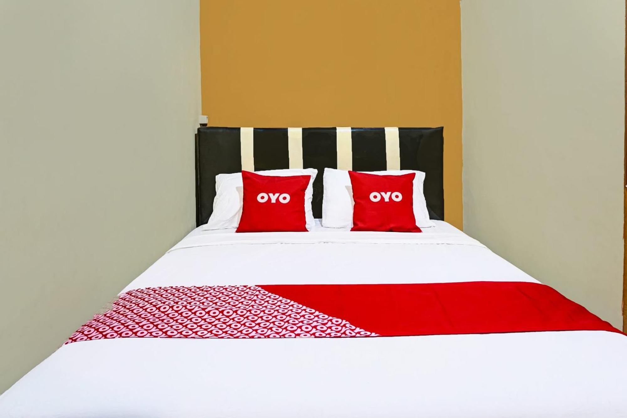 Oyo 91825 Ayu Lestari Homestay Nganjuk Esterno foto