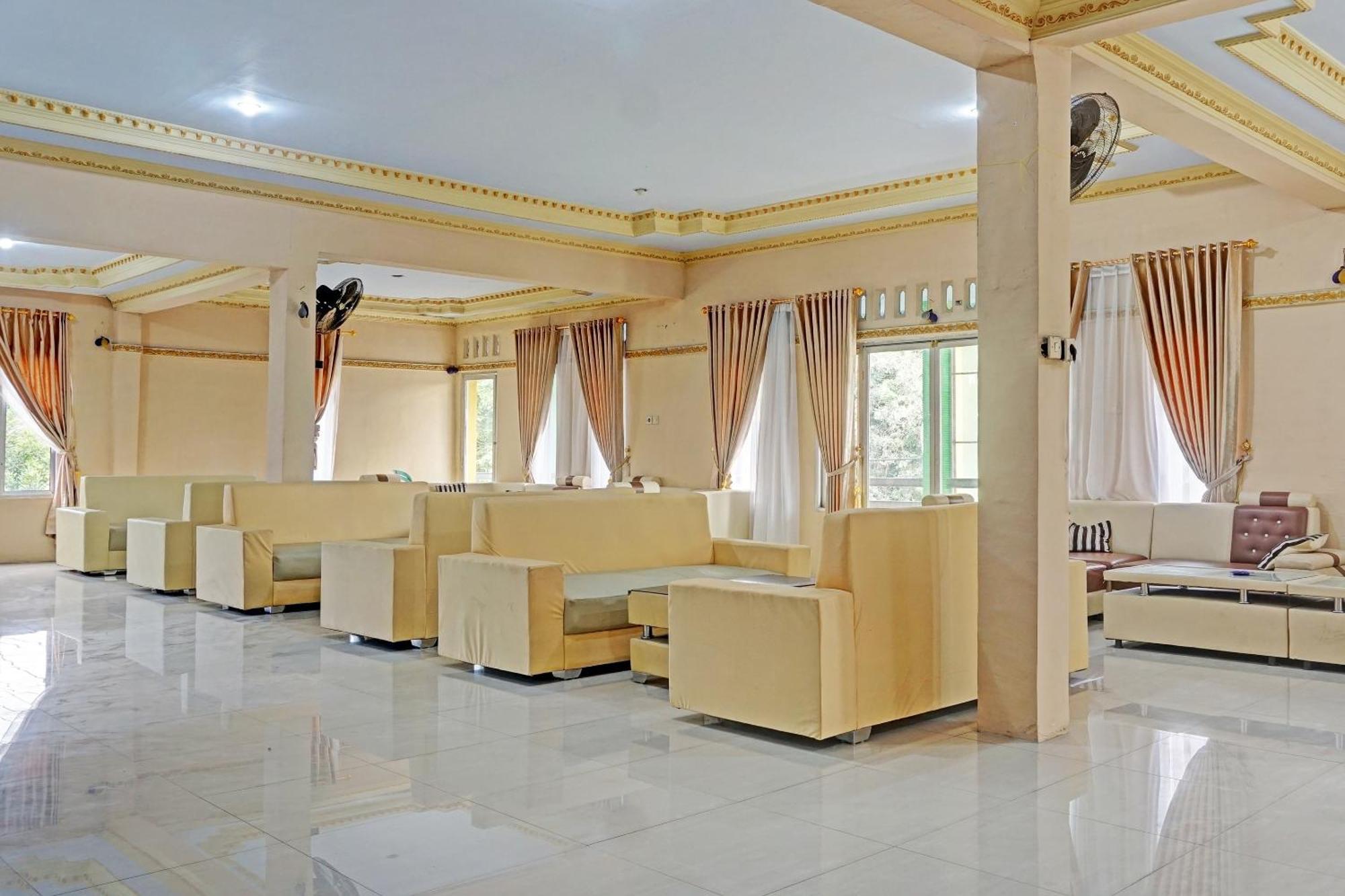 Oyo 91825 Ayu Lestari Homestay Nganjuk Esterno foto