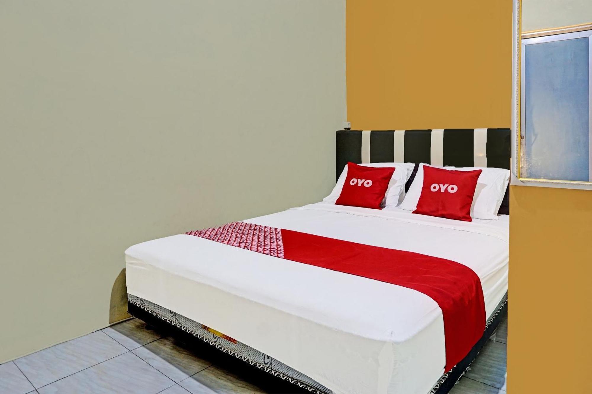 Oyo 91825 Ayu Lestari Homestay Nganjuk Esterno foto
